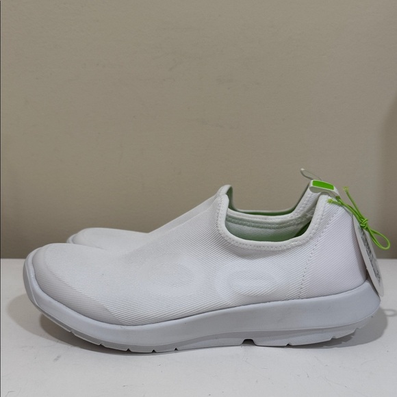 NWT - OOFOS Unisex OOmg Sport White Slip-On Sneakers (Men’s 9 or Women’s 10) main image 4